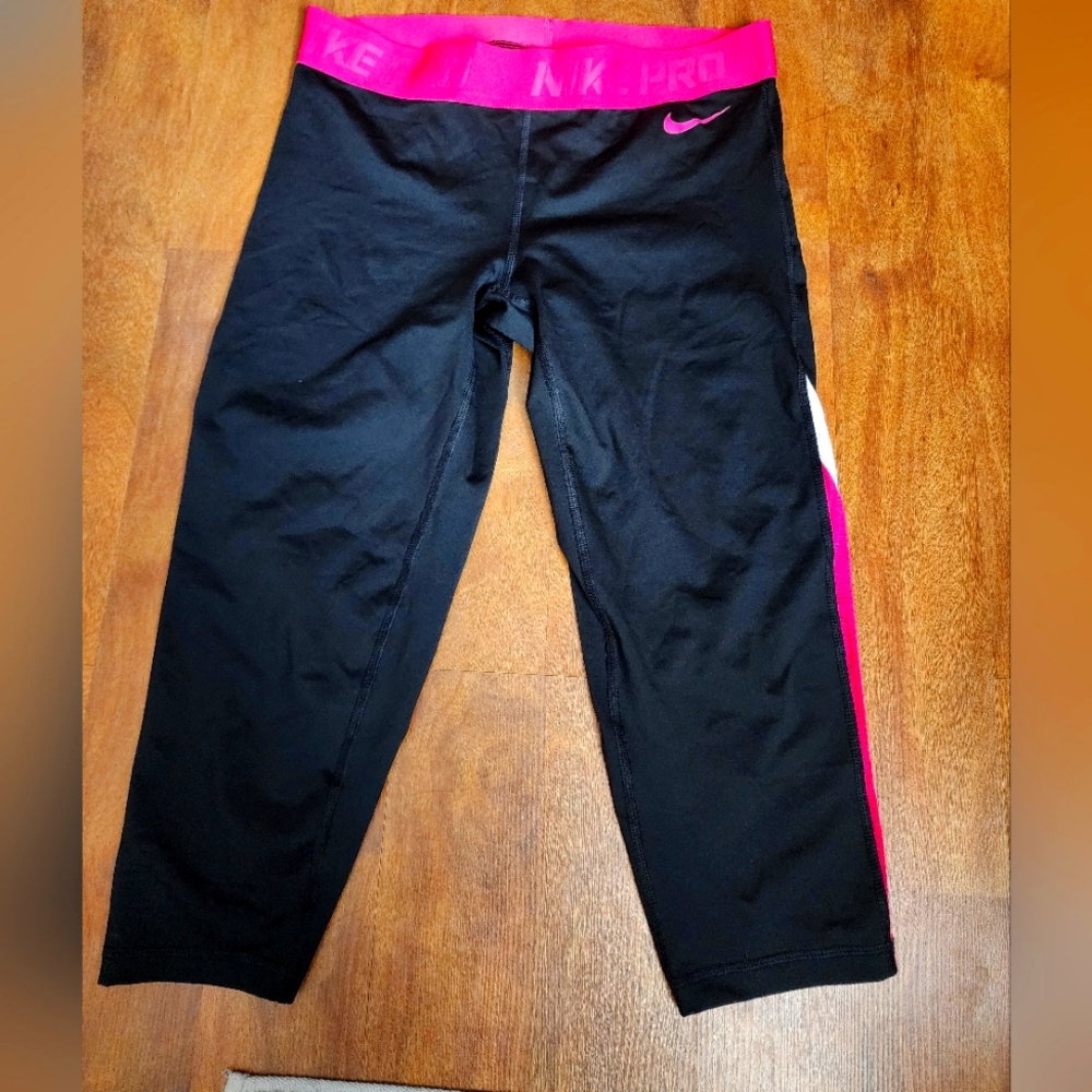 Nike PRO Capri Pant color black with stripes pink good condition